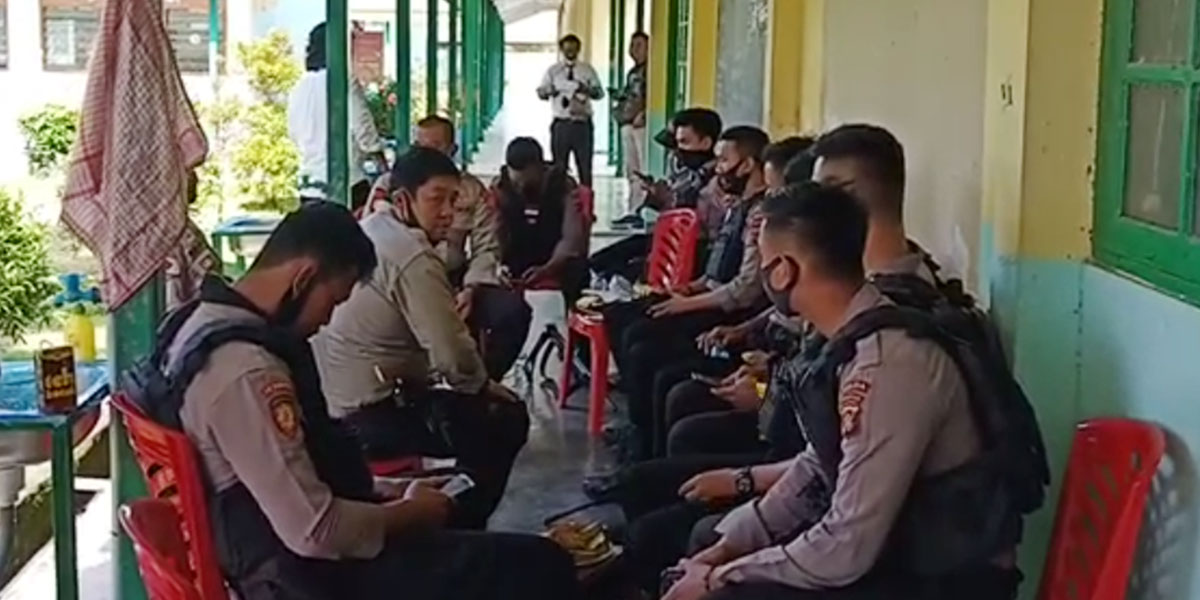 penerimaan-siswa-baru-di-sman-1-mimika-dikawal-polisi